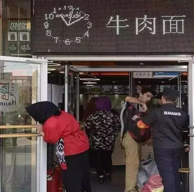 吃碗牛肉面也要進行安全檢查，可見網(wǎng)友所言非虛